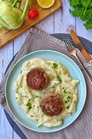 Kohlrabigemuse In Heller Sosse Mit Frikadellen Und Spatzle Instakoch De Rezept In 2020 Kohlrabi Gemuse Hackfleisch Rezepte Einfach Kohlrabi
