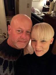 Adam Reeve og Karen Reeve landsliðsþjálfarar og þjálfarar hjá dansdeild HK  hlutu í gær verðlaun frá alþjóðadanssambandinu WDC fyrir frábært starf sem  þau hafa unnið með dans á Íslandi. Við hjá dansdeild