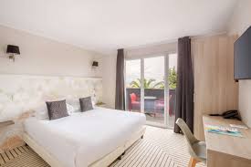 Surrounded by blue waters and the baie des anges, nice is considered the center of the french riviera and it's the perfect place to go exploring the majestic côte d'azur. Best Western Plus Antibes Riviera Hotels In Antibes