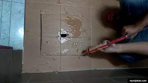 Temukan penawaran terbaik hanya di rumah mozaik online. Cara Tampal Lubang Rekahan Lantai Mozek Dengan Adhesive Sealant Youtube