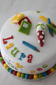 Noch ist es ziemlich zeitig, aber ich denke schon darüber nach, den kuchen von einem profi zu erwerben oder einen freund (der früher auch als konditor gearbeitet hat) machen zu laßen. Einschulungstorte Fur Laura Cuplovecake Einschulungstorte Torte Einschulung Kuchen Einschulung
