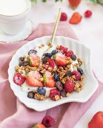 Breakfast Le Petit Dejeuner Healthy De Ce Matin Deux Petit Suisse Du Granola Maison Des Fruits Rouges Une Peu De Sirop D Erable Et De La Noix De Coco Rap I 2020