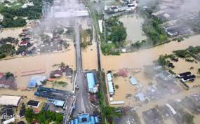 Saat ini negeri kelantan sedang parah dilanda banjir kedua. Keadaan Banjir Di Terengganu Kelantan Semakin Buruk