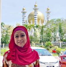 Nazrin'in babası, zara salim davidson'u perak'ın veliaht prensesi olarak ilan etmiş ve darjah kerabat'ı ona vermişti. Sambut Ulang Tahun Keputeraan Ke 68 Raja Puan Besar Perak Kekal Anggun Mempersona Nona