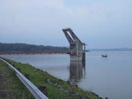 Mengeringnya waduk yang menjadi penampung air untuk tiga kabupaten boyolali, sragen, grobogan itu ternyata menyisakan pemandangan selain itu, menurut suwarto bekas perkampungan dan makam tengelam di waduk kedung ombo. Waduk Kedung Ombo