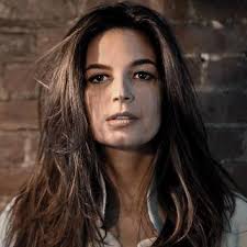 Saiba tudo sobre Emanuelle Araújo