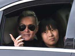 Johnny hallyday complètement ivre réclame qu'on lui apporte une fille : Sur Instagram Jade La Fille Adoptive De Johnny Hallyday Fond En Larmes Et Fait Un Triste Aveu