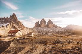 Trova i migliori video gratuiti di giorno soleggiato. Paesaggio Soleggiato Con Case Di Campagna A Valle Nella Giornata Di Sole Scenico Rurale Stock Photo 190019650