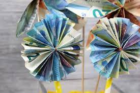 Falls einem nichts einfällt, oder du auf geschenke.de einfach nicht das richtige geschenk gefunden hast, ist geld ja immer noch die letzte ungeliebte. Geldblumen Tolle Blumen Aus Geld Fur Die Hochzeit Falten