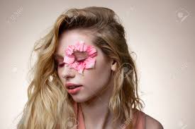 Mascara Rose. Jeune Mannequin Séduisante Aux Cheveux Blonds Avec Un Mascara  Rose Fermant Les Yeux Tout En Posant Banque D'Images et Photos Libres De  Droits. Image 120800620
