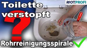 Wenn deine badewanne nicht komplett verstopft ist, sondern langsam abfließt, könnte es vielleicht gar nicht notwendig sein, drastische maßnahmen zu ergreifen. Badewanne Verstopft Was Tun Hausmittel Und Reinigungstipps Youtube
