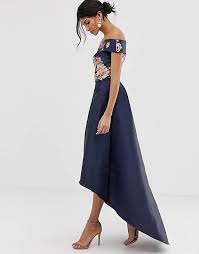 Guarda tutto, dai vestiti in pizzo e skater con fiori a perfetti vestiti midi petite, che rubano la scena in qualunque occasione. Chi Chi London Tall Vestito Da Cerimonia Con Scollo Alla Bardot Blu Navy A Fiori Con Fondo Asimmetrico Asos