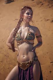 セクシーな レイア姫がビキニ姿で 淫らなダンスを披露