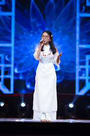 Phương mỹ chi áo dài. PhÆ°Æ¡ng Má»¹ Chi Ra Dang Thiáº¿u Ná»¯ Ngoi Sao