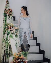 Alternatif lain adalah kebaya membatasi diri untuk memilih warna baju, gunakan kombinasi warna yang sesuai seperti warna biru laut, magenta. 7 Pilihan Warna Rok Kain Batik Untuk Kebaya Bernuansa Biru