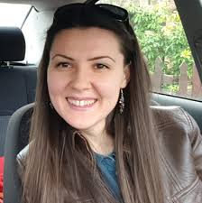 Mama cu cezariană. O cameră rece, o mamă, doctori și asistente care vorbesc  despre micul dejun. Intrare, sondă, anestezie. Anxietatea i-a revărsat  pieptul luni de zile pentru a-și cunoaște fiul. Mama cu