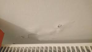 Die flecken entstehen exakt an den gleichen stellen und sind dort auch immer gleich groß. Farbe In Bad Blattert Ab Was Tun Badezimmer Wandfarbe