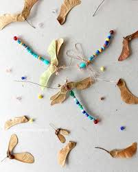 Im Sommer Basteln Bunte Libellen Mit Ahornflugeln Basteln Mit Naturmaterialien Sommer Kinder Basteln Mit Naturmaterialien Und Basteln Mit Kindern Sommer