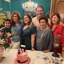 Αποφοίτησε από το λύκειο του αμερικανικού κολεγίου της αγίας παρασκευής. H Mimh Ntenish Menei Se Ena Yperoxo Arxontiko Spiti Sto Kentro Klasiko Me Aristokratikh Finetsa Eikones Zwh Iefimerida Gr