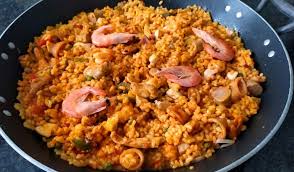 La paella alla valenciana è un piatto tradizionale della cucina spagnola a base di riso, verdure, pollo e coniglio, semplice da fare ma molto gustoso! La Paella Mixta Catalana Di Benedetta Rossi Un Tripudio Di Gusti E Colori Piu Ricette