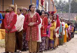 The vast majority of those belong to the austronesian peoples. Indonesia Ausgefallene Kleidung Kleidung