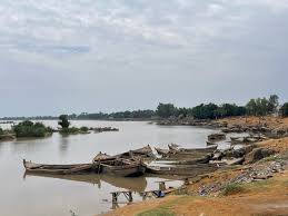 Dredging and pollution threaten fishing in the Niger River