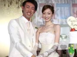 活動自粛が発表された近藤真彦 ©文藝春秋 この記事の画像（21枚） 近藤が、上場企業の社長秘書を務めていた妻と結婚したのは1994年。 2007年には男児も授かった。 ç§‹å‰äº®ãŒçµå©šã—ãŸå«ã¨å­ä¾›ã®å­˜åœ¨ ãƒˆãƒ¬ãƒ¼ãƒ‰ã®çœŸç›¸ã¨é«˜æ ¡ å¤§å­¦ ãƒ'ãƒŠã‚½ãƒ‹ãƒƒã‚¯æ™‚ä»£ãŒçŸ¥ã‚ŠãŸã„ ãªã™ã³ã¨ã®é–¢é€£æ€§ã¯