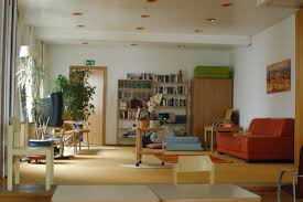 Bericht über die notlage von frauen, die häusliche gewalt erlebt haben und denen in frauenhäusern geholfen wird, ein neues, selbst bestimmtes leben aufzubaue. Frauenhaus Frauenhaus Darmstadt