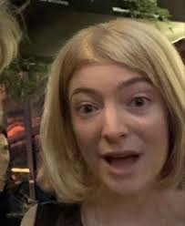 Is this more of a Karen cut or Sheila Bob? What is she asking the store  clerk for? : r/lorde