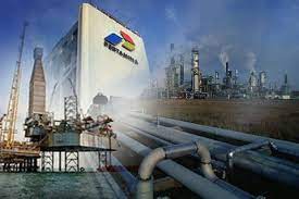 Spanduk bertuliskan 'tanah tidak dijual, pak jokowi jangan paksa kami jual lahan! Molor Kilang Baru Pertamina Di Tuban Ditargetkan Beroperasi 2027