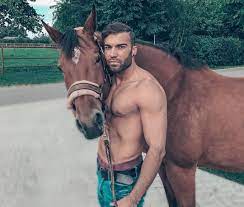 Kurz vor der jahrhundertwende wanderte er mit seiner familie nach deutschland. Rafi Rachek Der Super Macho Outet Sich Trotzdem Bei Bachelor In Paradise Promiwood