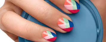 Des ongles vernis de blanc et ornés de jolis motifs noirs. Tendance Nail Art Automne Hiver 2015 2016 Vernis A La Mode Soin Esthetique