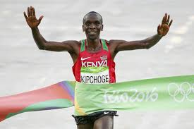 When it comes to eliud kipchoge, the fastest marathon runner in the world, we want to know while we've not had it confirmed by the athlete or the brand, we believe kipchoge is wearing a coros apex. Kipchoge Donates Olympic Marathon Shoe Marking One Month To Go To Opening Of Iaaf Heritage Exhibition In Doha Press Releases World Athletics