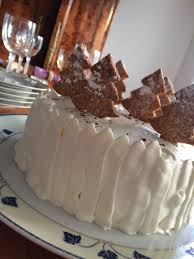 Gateau De Noel Entremet Trois Chocolat Sur Craquant Praline Dacquoise Et Foret De Chantilly Et Sapins A La Cannelle Christmas Treats Desserts Cake