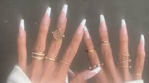 Si bien es más común ver el nail art en las uñas de las manos, eso no significa que no se pueda hacer en los pies. La Mujer Con Las Unas Mas Largas Del Mundo Por Fin Se Las Corto Vibra