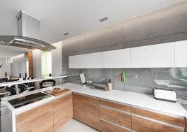 Cuisine Moderne Bois Chene 36 Exemples Remarquables A Profiter Kitchens Cuisine Moderne Cuisine Chene Et Plans De Travail Blancs
