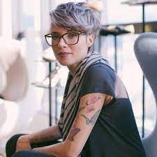 Brillante ideen besten frisuren fuer frauen mit brillen beste. Tragst Du Eine Brille 14 Kurzhaarfrisuren Fur Frauen Die Eine Brille Tragen Haare Grau Farben Kurzhaarfrisuren Graue Frisuren
