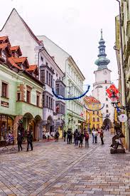 La oficina de turismo (turistická informačná kancelária) se encuentra en la población de dolný kubín, calle hviezdoslavovo námestie 1651/2, 2601. Bratislava Eslovaquia 4 De Enero De 2014 Calle Turistica En El Centro De Bratislava Adornada Para Las Vacaciones De Navidad Fotos Retratos Imagenes Y Fotografia De Archivo Libres De Derecho Image 68681799