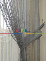 Tül perdeler, tüm perde modelleri içerisinde en çok tercih edilen ve zarif, narin yapılar içermesi nedeni ile tüm mekânlar için kolaylık ile uyum sağlayan perde modelleri olarak en popüler olan tül perde modelleri arasında ilkler arasına her sezon girmeyi başaran perde çeşidi fon perdeler olmaktadır. Gri Cicekli Orme Tul Fon Perde Gri Fume Antrasit Fon Perdeler Perde Perdeler