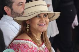 Viceministra de la Mujer participa en Acto de cremación de Banderas La  viceministra de la Mujer, Lilibeth Cárdenas, participó hoy 31 de octubre en  la ceremonia de cremación de banderas en desuso,