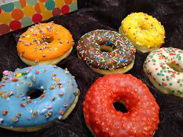 Donas o donuts (de todos los sabores) comenzamos este análisis de los productos de bollería de mercadona que recomendamos y los que no por uno de sus productos estrella: Donuts O Donas Caseras La Receta Inconfesable