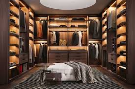 Spiegelschrank schlafzimmer sie verbringen so viel zeit in ihrem schlafzimmer dass es sinnvoll ist es zu dekorieren um es zu einem angenehmen raum zu machen. Walk In Closets Are A Must In Every Master Bedroom Find Here Some Inspiration To Get Y Ankleidezimmer Design Wohnung Schlafzimmer Dekoration Luxusschlafzimmer