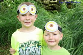 Make your own diy minion goggles for your own little minion! No Sew Felt Minion Goggles Life Sew Savory