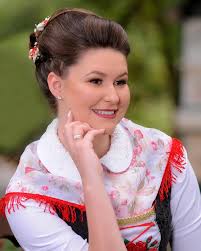 O apoio da família é fundamental na vida de todos e para a Kelly Willig a  família representa muito: “Minha família sempre me apoia a fazer atividades  relacionadas ao Folclore, sempre que