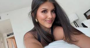 Jaclyn Bennett's Instagram, Twitter & Facebook