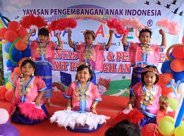 Perlengkapan yang digunakan menari dengan lagu lir. Membuat Kreasi Topeng Di Pentas Baca Bimba Paninggilan