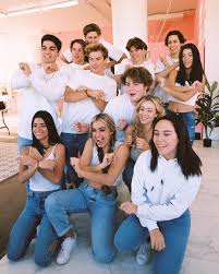 Addison Rae Tiktok Dances Addison Rae In 2020 Celebrities Celebs Friend Photoshoot