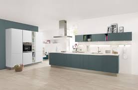 kleurrijke keuken wit blauw groene keuken moderne keuken warme uitstraling ga voor meer keukeninspira home decor keuken keukenstijl keuken in woonkamer