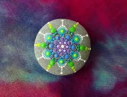 Galets Decoratifs Ornes De Motifs Colores Inspires Du Mandala Art Pierre Roches Mandalas Art Rupestre