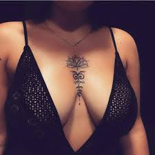 Pin Von Tami Auf Tattoo In 2020 Tattoo Dekoltee Tatowierungen Tattoos Fur Frauen Klein